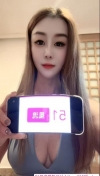 清秀美臀依依